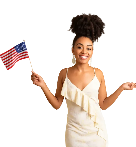 Mulher sorrindo segurando a bandeira dos Estados Unidos simbolizando a conquista do inglês na escola Inglês Conquista.